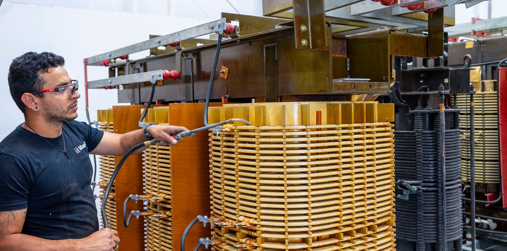 Cleaning MV dry-type windings with compressed air